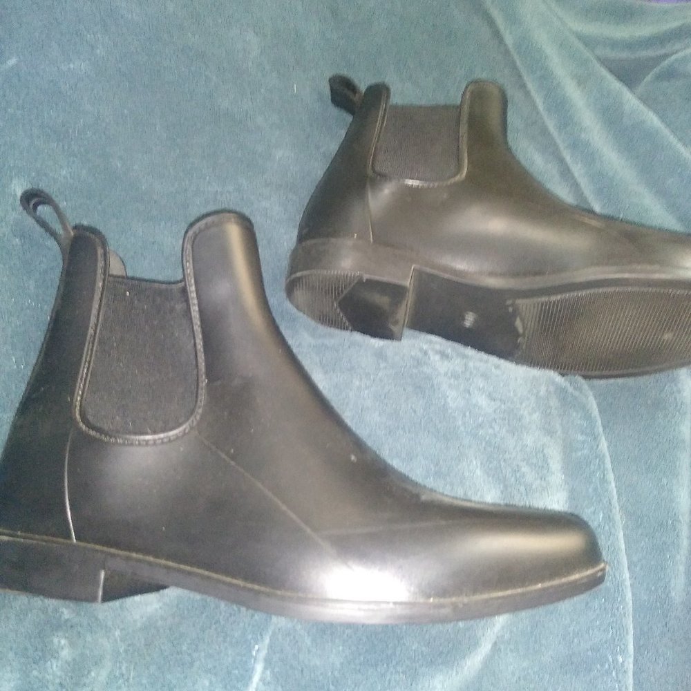 Waterproof rain boots